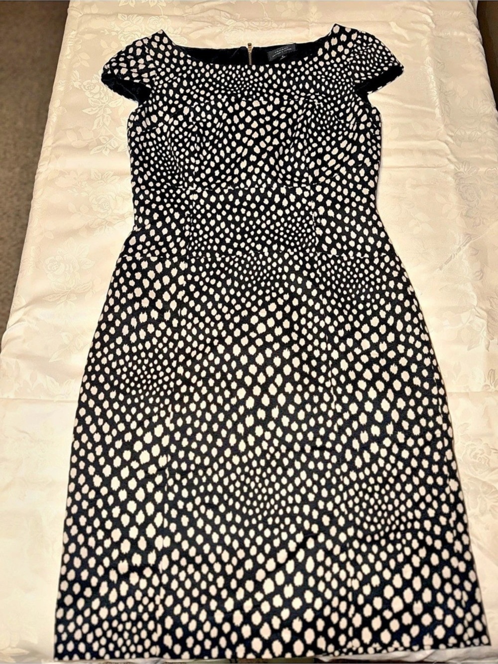 Tahari Arthur S. Levine Size 4 Black White Dot Print Cap Sleeve Sheath Dress
